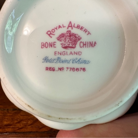 Royal Albert bone china cream and sugar. Petit point pattern, vintage. - Picture 3 of 5